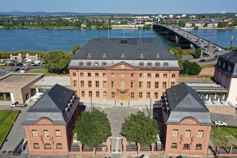 Ab 1. März gelten für Besucher des Landtags in Mainz neue Zutrittsregeln. 