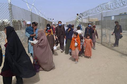 Flüchtlinge aus Afghanistan überqueren einen Grenzübergang nach Pakistan Foto: dpa