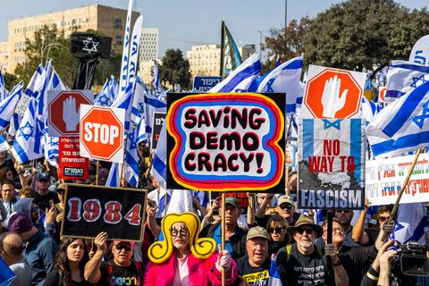 Seit Wochen demonstrieren Zehntausende gegen das Vorhaben von Ministerpräsident Netanjahu, das Höchste Gericht gezielt zu schwächen.