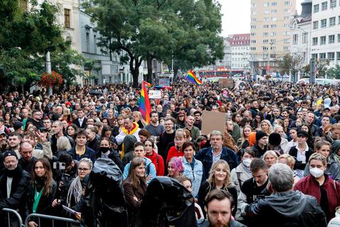Tausende Menschen versammeln sich in der slowakischen Hauptstadt Bratislava, um gegen Hass auf sexuelle Minderheiten zu protestieren. © Dano Veselsky/TASR Slovakia/AP/dpa