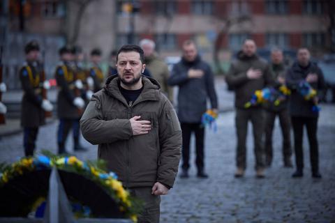 Der ukrainische Präsident Wolodymyr Selenskyj würdigt an einem Denkmal in Lwiw die im russischen Angriffskrieg gefallenen Verteidiger der Ukraine.