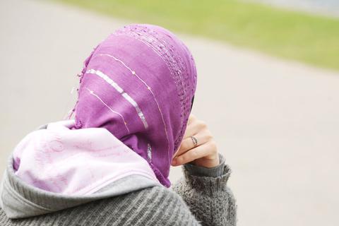 Unternehmen können Mitarbeitenden zwar verbieten, aus religiösen Gründen eine Kopfbedeckung zu tragen. Doch eine solche Neutralitätsregel muss angemessen sein und unterschiedslos für alle gelten. © Wolfram Steinberg/dpa
