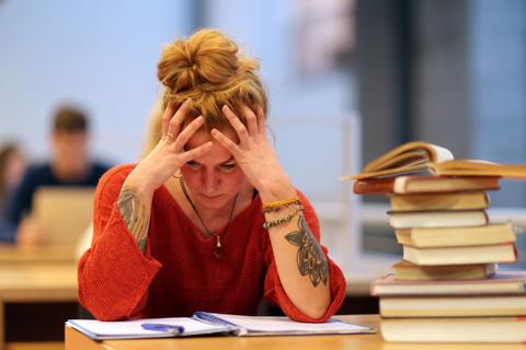 Machen die Eltern Druck, weil es im Studium nicht vorangeht? Oft kann ein offenes Gespräch weiterhelfen. © Markus Hibbeler/dpa-tmn