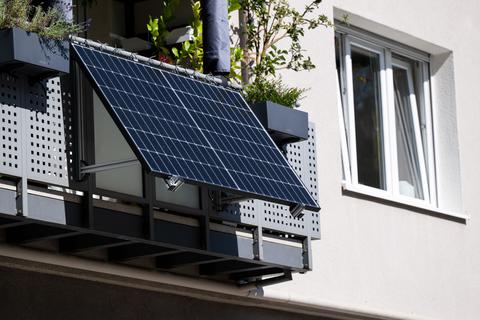 Solaranlage hängt an Balkonbrüstung