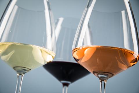 Verschiedene Weinsorten in Gläsern