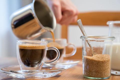 Für den Espresso aus dem Espressokocher sollten Kaffeebohnen frisch gemahlen werden - nicht zu grob, sonst schmeckt er sauer, nicht zu fein, sonst schmeckt er bitter. © Christin Klose/dpa-tmn