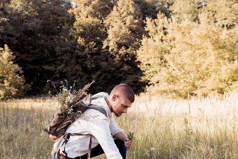 Manuel Larbig sammelt Wildkräuter - und erklärt in seinem neuen Buch, wo man die essbaren findet.  Foto:  Benjamin Zibner 