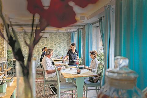Jila Kazemi serviert ihren Gästen zur persischen Kost auch spannende Tee-Varianten. Fotos: Vollformat/Alexander Heimann 