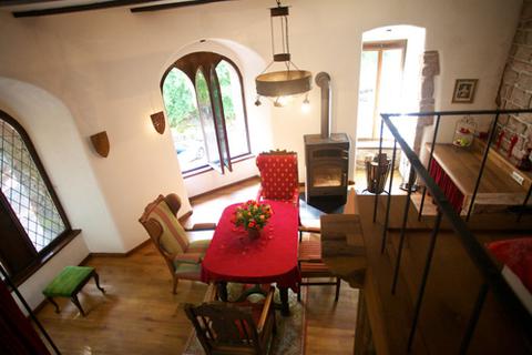 Das Zimmer im Barabarossaturm - hier kann man sich für eine Nacht wie ein Burgfräulein fühlen. Fotos: Burg Berwartstein, Burgenwelt 