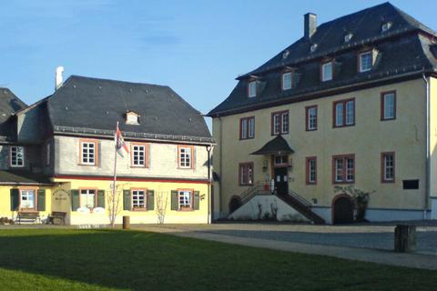 Das Wehener Schloss präsentiert sich im schnörkellosen ländlichen Barockstil. Foto: tjoker 