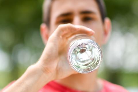 Trinken, trinken, trinken: Der Körper braucht besonders viel Flüssigkeit, wenn er viel schwitzt.