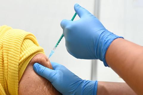 Die Ständige Impfkommission (Stiko) hat sich in einem Beschluss in bestimmten Fällen für eine Corona-Auffrischimpfung mit angepassten Präparaten ausgesprochen. © Bernd Weißbrod/dpa