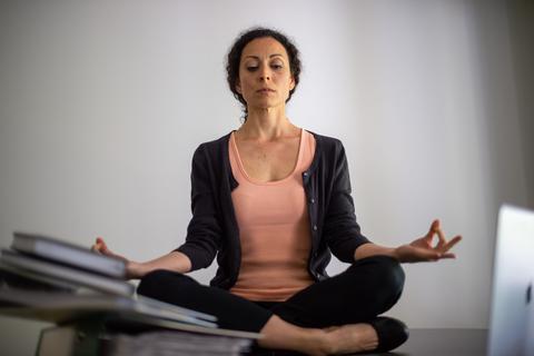 Eine Person meditiert