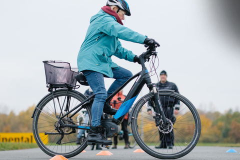 Höheres Gewicht, elektrische Beschleunigung und höheren Geschwindigkeiten. Der Umstieg aufs E-Bike gelingt leichter mit einem Umsteigerkurs. Foto: Ole Spata/dpa