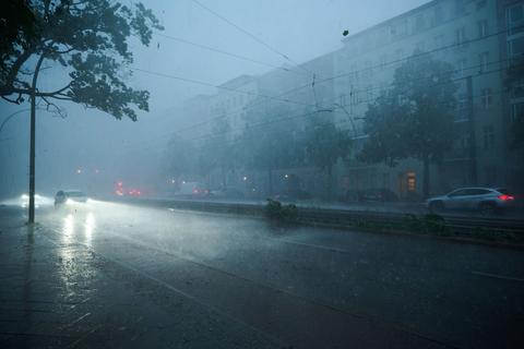 Straße in starkem Regenwetter