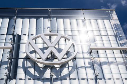 Welcher Autokonzern ist im Bereich vernetztes Auto am innovativsten? Laut dem Branchenexperten Stefan Bratzel hat Volkswagen hier die Nase vorn.
