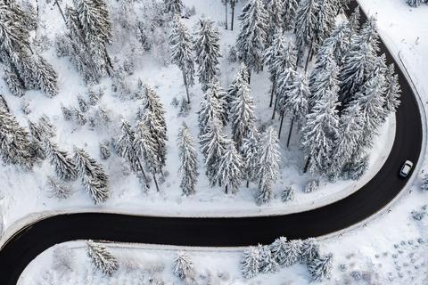 Bei solchen Verhältnissen ist das Auto besser auf verlässlichen Winterreifen unterwegs. © Jan Woitas/dpa-Zentralbild/dpa-tmn