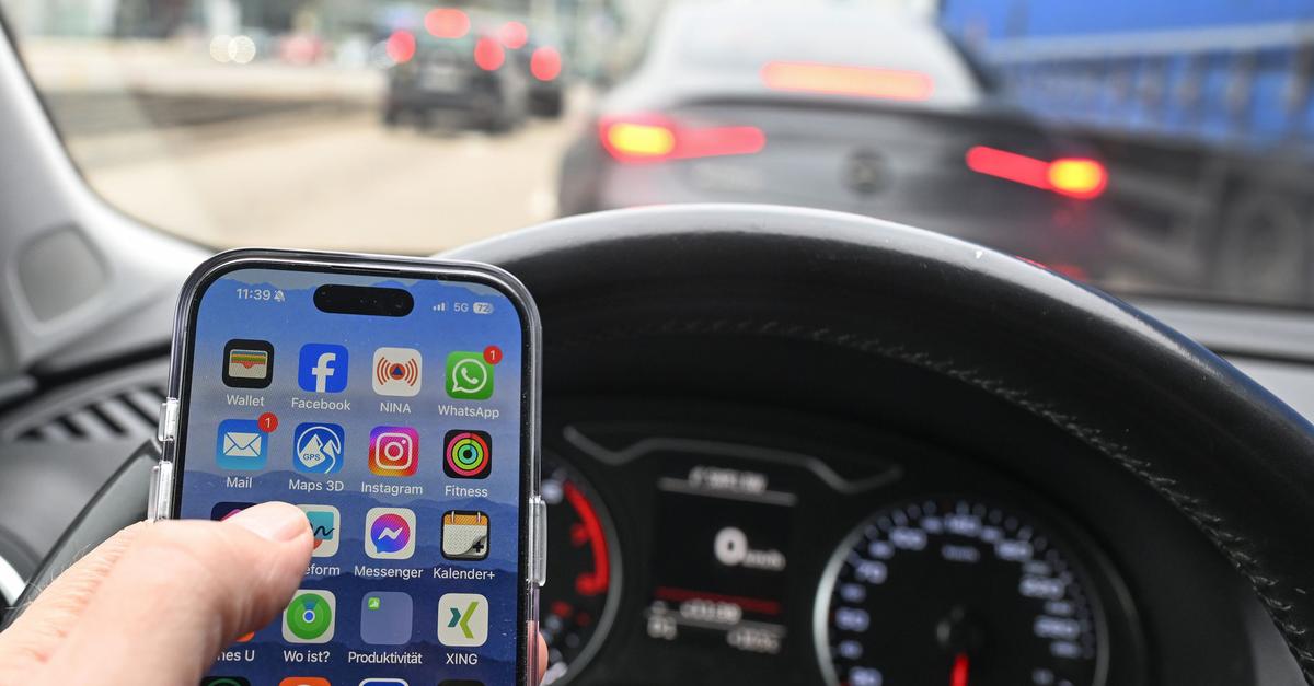After accident in the Groß-Gerau district: Using a mobile phone while ...