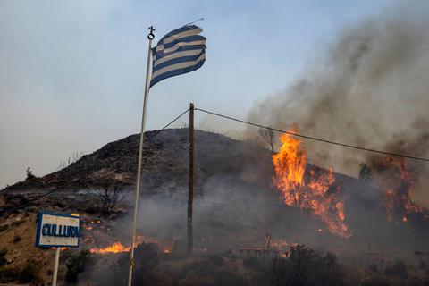 Griechische Flagge vor lodernder Flamme
