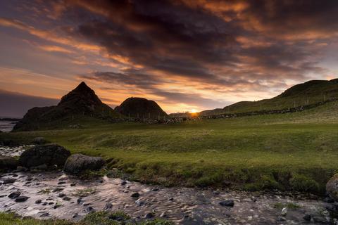 Malerisch und mystisch – die Landschaft Nordirlands bietet die perfekte Kulisse für die Fantasy-Serie. Foto: Adobe Stock_Jonathan Todd