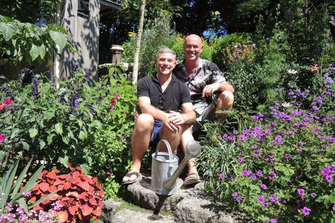 TJ Maher (rechts) und Simon Kirby haben in Kiltegan mit dem Patthana Garden einen der schönsten kleinen Privatgärten geöffnet. Foto: Ute Strunk