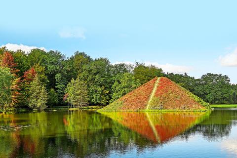 Wasserpyramide in der Seenlandschaft des Fürst-Pückler-Parks in Branitz. Foto: imago stock&people