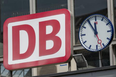 Deutsche Bahn Logo und Uhr