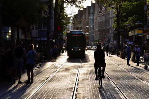 Die Limmerstraße ist im Sommer ein beliebter Treffpunkt junger Leute - viele kommen extra dafür nach Hannover. © Wolfgang Stelljes/dpa-tmn