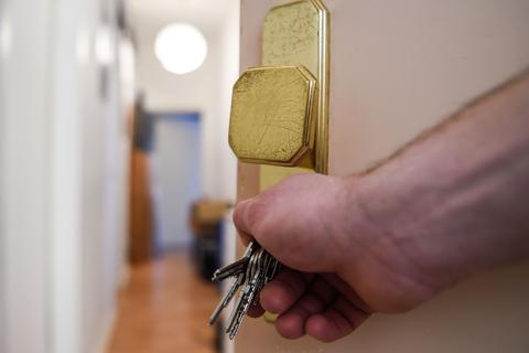 Ein Mietvertrag öffnet die Tür zur eigenen Wohnung. Was das kostet, hängt unter anderem von Baujahr und Bodenrichtwert ab.