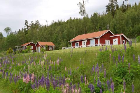 Zwei Hütten in der Natur in Schweden.