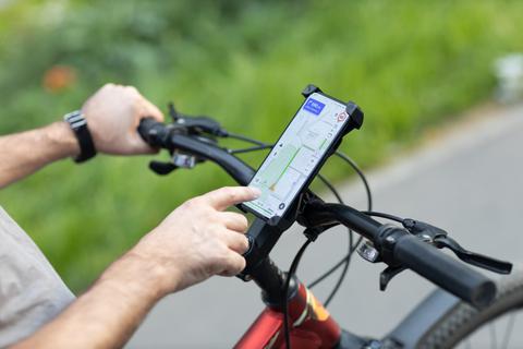 Navigation mit Smartphone und Fahrrad-App am Lenker kann bei einer Tour die Orientierung enorm erleichtern.