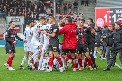 Über 90 Minuten – und auch in der emotional verlaufenen Nachspielzeit – schenken sich der SV Wehen Wiesbaden und Viktoria Köln beim 1:1-Unentschieden in der Brita-Arena nichts.	