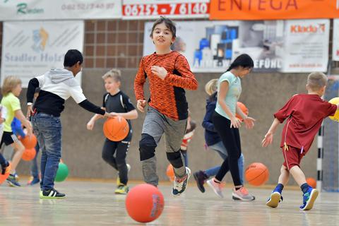 Richtig viel Spaß mit den Basketbällen haben die Viertklässler der Nibelungenschule Heppenheim. Foto: Dagmar Jährling