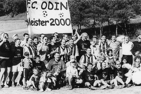 Das waren noch Zeiten: Der FC Odin Schönmattenwag feiert 2000 die C-Liga-Meisterschaft vor dem Lokalrivalen Türkspor Wald-Michelbach und der KSG Nordheim. Lothar Voigt