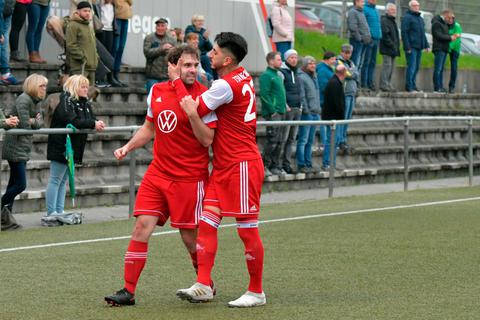 Onur Carbuga (re.) und Stefan Stefanovski wollen mit dem TSV Aschbach in der kommenden Spielzeit eine gute Rolle in der Kreisliga A spielen.  Archivfoto: Dagmar Jährling 