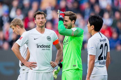 David Abraham, Kevin Trapp und Makoso Hasebe (von links) auf der Suche nach einem Ausweg aus der Krise.  Archivfoto: dpa