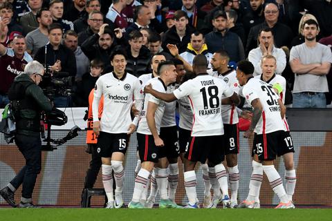 Sie können es selbst kaum glauben: Jubel der Eintracht-Spieler nach dem Tor von Knauff in der ersten Minute. Foto: Arne Dedert / dpa 