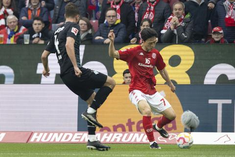 Gegen Bremen nach seiner Einwechslung überhaupt nicht zu stoppen und in dieser Form ein klarer Startelfkandidat bei Mainz 05: Offensivspieler Jae-Sung Lee, hier gegen Werder-Verteidiger Niklas Stark.