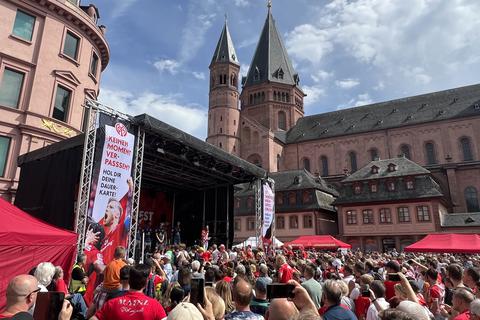 Viele Menschen besuchen das Sommerfest von Mainz 05 am Dom.