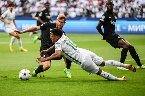 Frankfurts Christopher Lenz (l., hier im Zweikampf mit Marcus Edwards von Sporting Lissabon) fällt verletzt aus.  Foto: Arne Dedert/dpa 