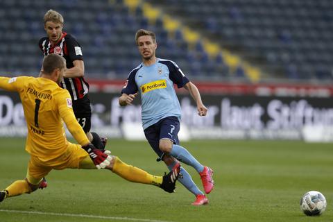 Eintracht-Torwart Kevin Trapp (links) und Verteidiger Martin Hinteregger versuchen Patrick Hermann (rechts) von Borussia Mönchengladbach zu stoppen. Foto: dpa