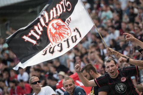 Fans von Eintracht Frankfurt. Foto: dpa  Foto: dpa