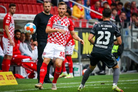 Spielt erst seit einem Jahr bei Mainz 05 und ist bereits der Kapitän: Silvan Widmer Mitte. Foto: Lukas Görlach