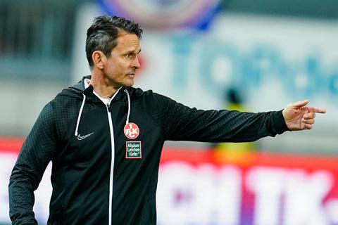Kaiserslauterns Trainer Dirk Schuster gestikuliert.