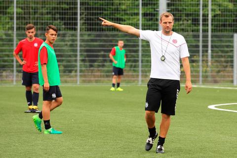 Rückblick ins Jahr 2017: Eine der ersten Einheiten von Bo Svensson als U19-Trainer beim FSV Mainz 05 - mit den damaligen Nachwuchsspielern Nils Lihsek (links) und Jonas Kummer. Ein erster Fingerzeig in eine erfolgreiche Zukunft. Foto: imago/Martin Hoffmann 
