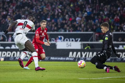 Traf beim 1:1 im Hinspiel für Stuttgart gegen Mainz: VfB-Torjäger Serhou Guirassy.