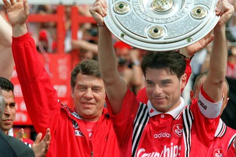 Kapitän Ciriaco Sforza (rechts) und Trainer Otto Rehhagel feiern die Sensationsmeisterschaft des 1. FC Kaiserslautern 1998.