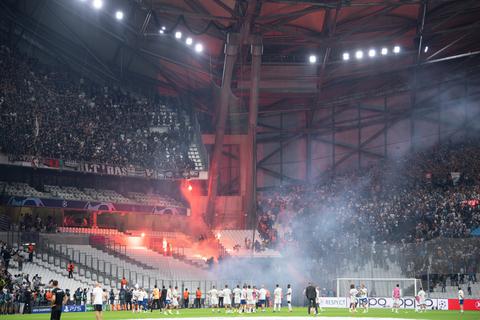 Beim Champions-League-Spiel der Frankfurter Eintracht in Marseille beschossen sich Anhänger beider Clubs gegenseitig mit Feuerwerkskörpern. Ein Eintracht-Fan wurde schwer verletzt. Foto: dpa