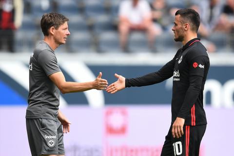 Der Trainer von Eintracht Frankfurt, Oliver Glasner (links), will mit Filip Kostic nach dessen Rückkehr von der Nationalmannschaft über die Zukunft sprechen. Foto: dpa