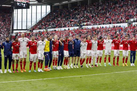 Die Bayern-Bezwinger feiern: Die 05er setzen ihren erstaunlichen Lauf in der Bundesliga fort.